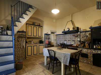 La sala � collegata con la cucina che conserva ancora il pavimento a chianche e l�antico piano cottura in muratura, arricchito da maioliche